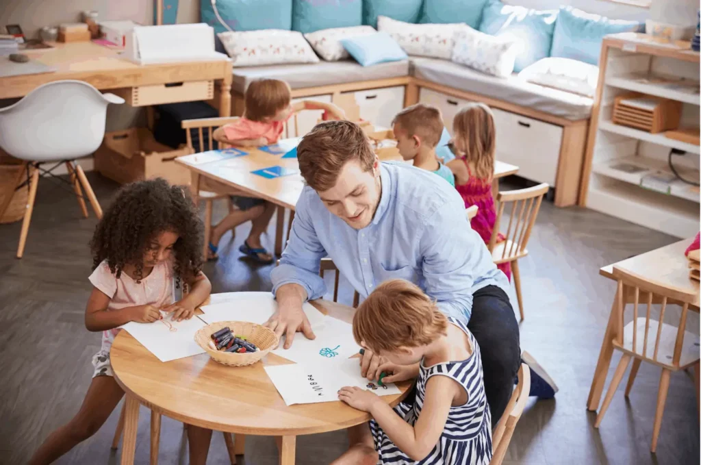 Aula Montessori organizada para el aprendizaje autónomo.