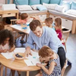 Aula Montessori organizada para el aprendizaje autónomo.