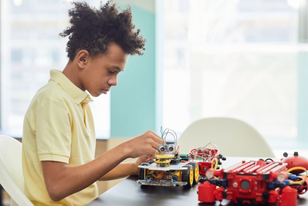 Niños participando en dinámicas educativas y recreativas.