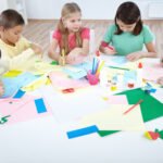 Niños sonriendo mientras realizan actividades educativas.