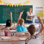 Alumnos participando y respondiendo preguntas en clase.