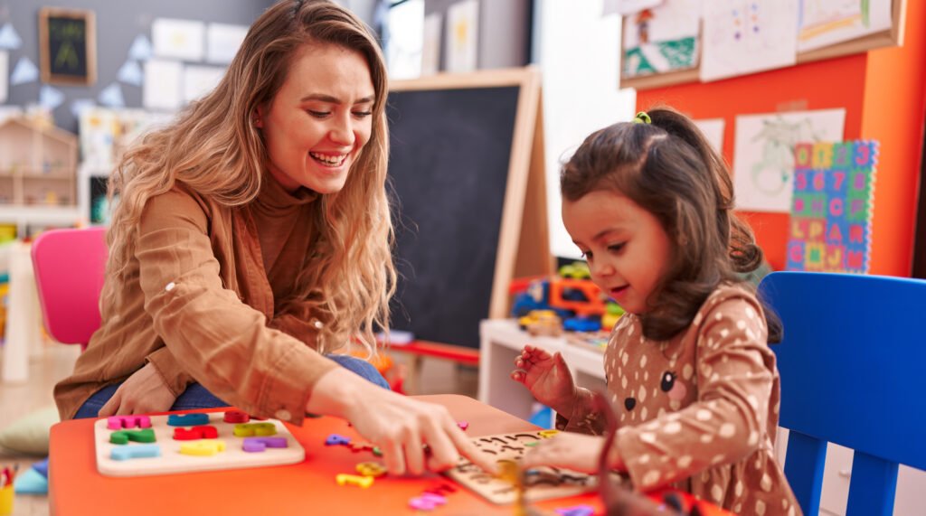 Docente apoyando a un niño en actividades matemáticas mediante el juego.