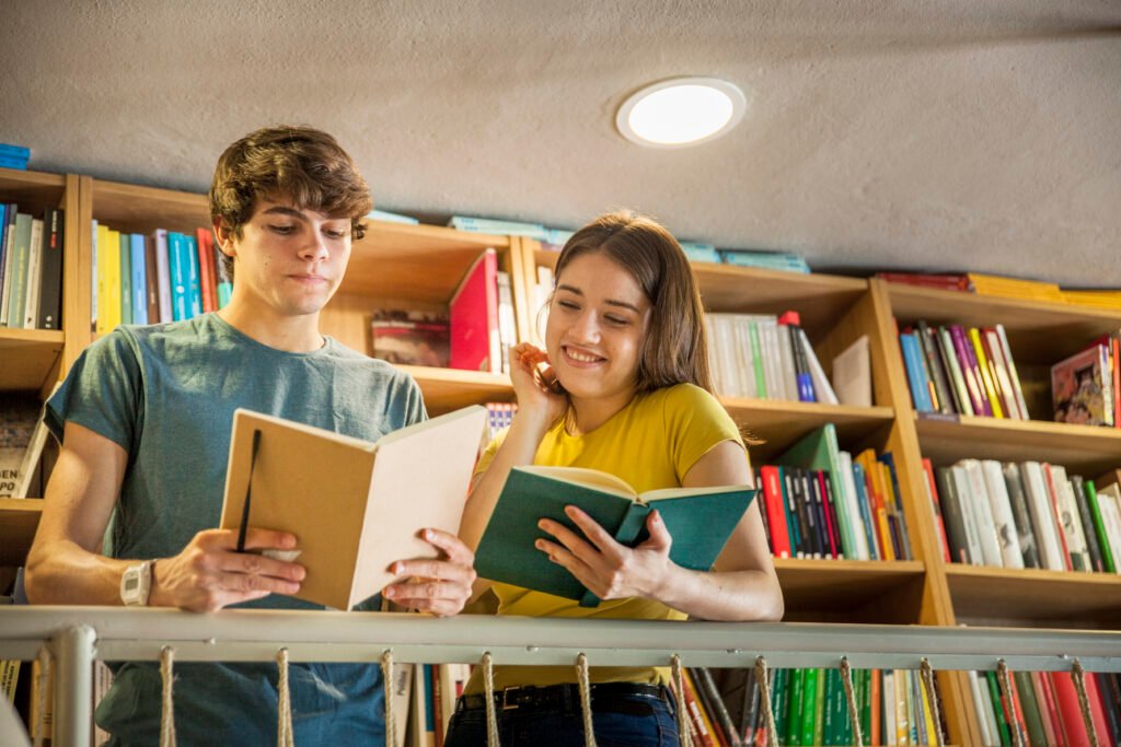 Estudiantes de secundaria estudiando en la biblioteca.