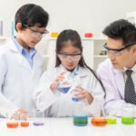 Niños sonriendo mientras realizan actividades educativas.